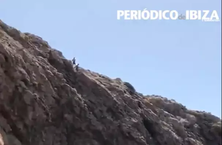 Turista fica gravemente ferido após pular de penhasco em Ibiza