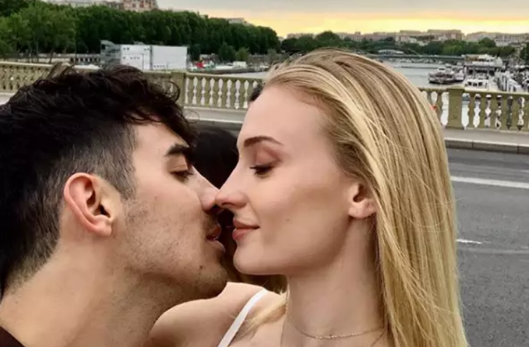 Sophie Turner e Joe Jonas dão boas-vindas ao primeiro filho