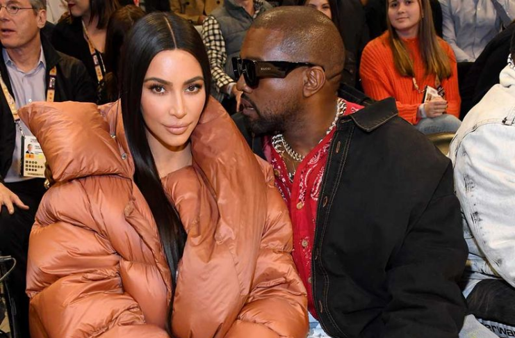 Kim Kardashian retorna a Los Angeles após visitar Kanye West