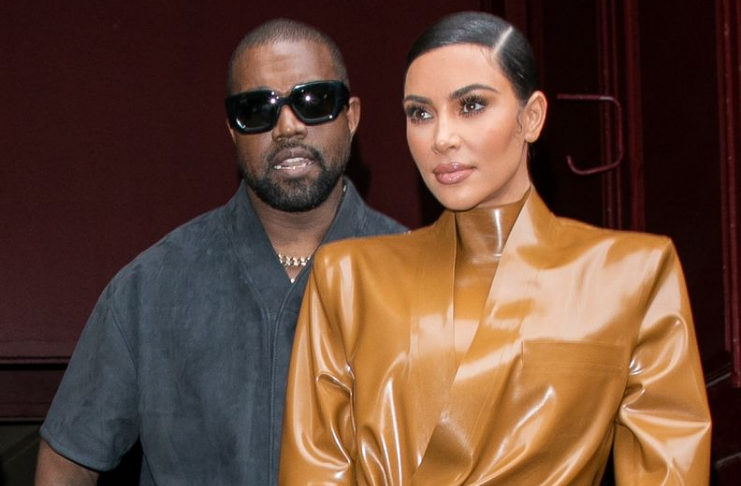 Kim Kardashian retorna a Los Angeles após visitar Kanye West