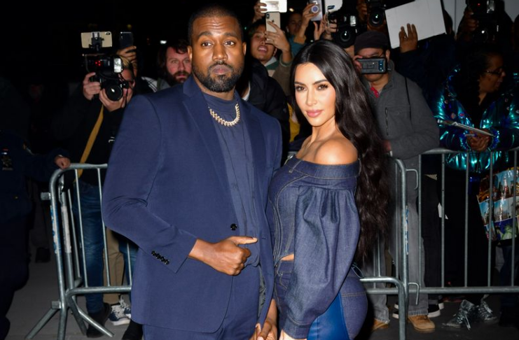 Kim Kardashian retorna a Los Angeles após visitar Kanye West