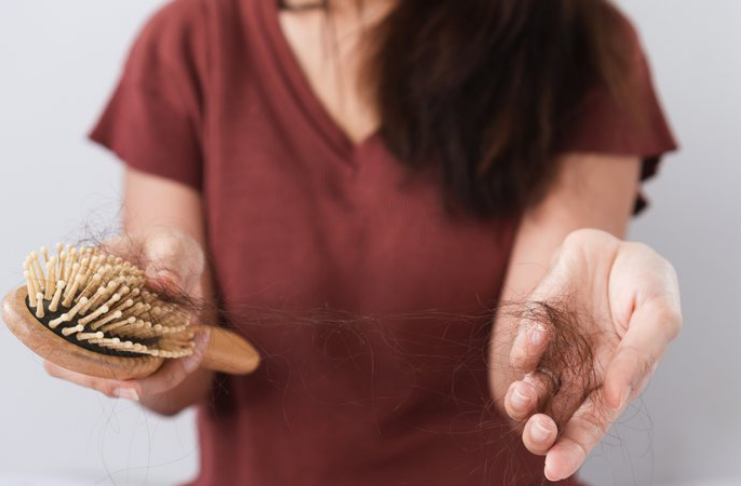 COVID-19 causa queda de cabelo? Aqui está o que você precisa saber