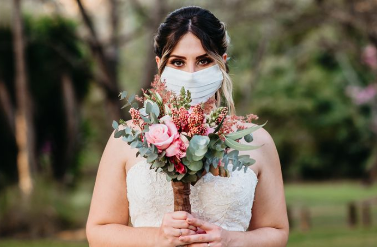 Noiva desconvida "qualquer um preocupado com COVID-19" de seu casamento