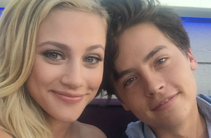 Cole Sprouse posta sobre término de namoro com Lili Reinhart em Instagram
