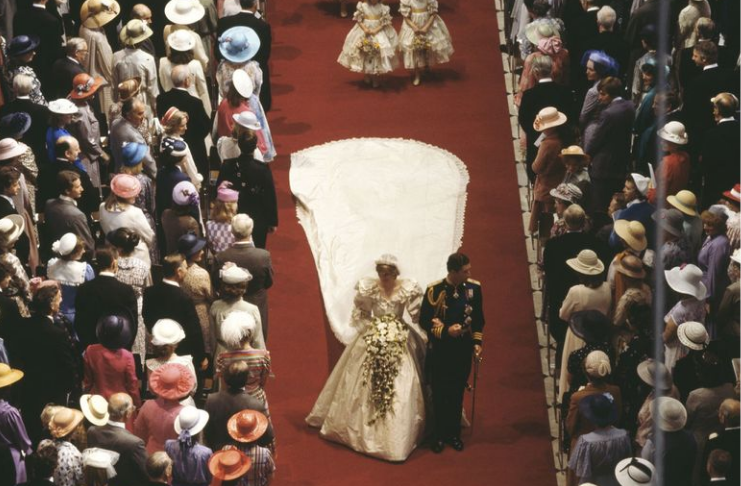 Por que o vestido de noiva da Princesa Diana marcou a história da moda