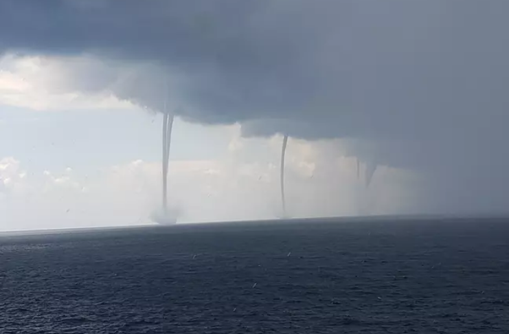 Vídeo mostra seis trombas d'água girando ao mesmo tempo no Golfo do México