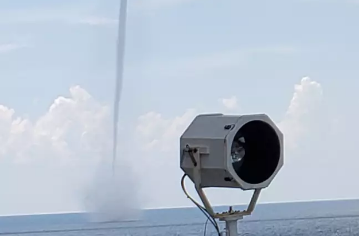 Vídeo mostra seis trombas d'água girando ao mesmo tempo no Golfo do México