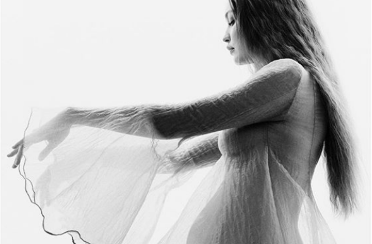 Gigi Hadid exibe gravidez em sessão de fotos deslumbrante