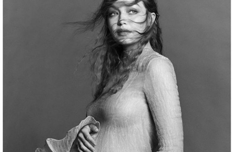 Gigi Hadid exibe gravidez em sessão de fotos deslumbrante