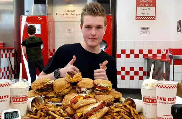 Homem come cardápio completo do Five Guys em uma hora