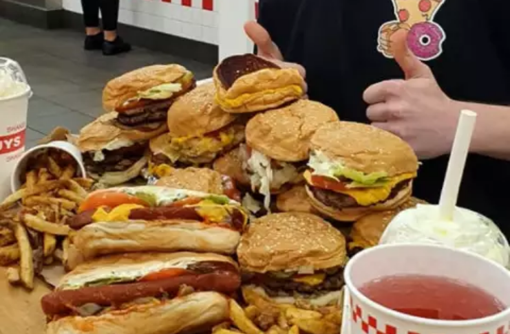 Homem come cardápio completo do Five Guys em uma hora