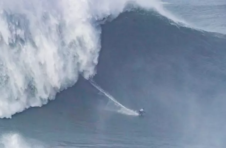 Brasileira bate próprio recorde de maior onda surfada por mulher
