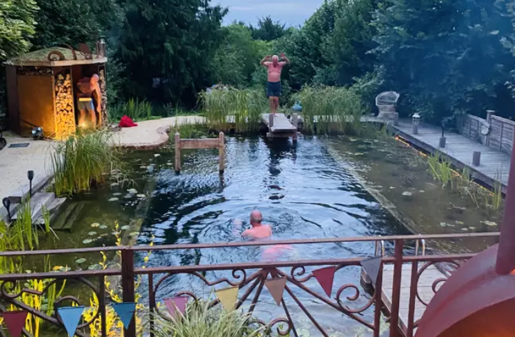Casal passa dois anos criando piscina natural impressionante em seu jardim