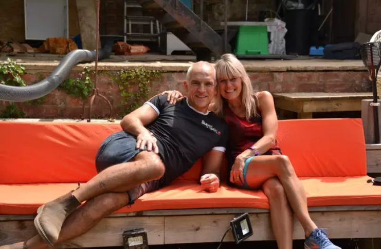 Casal passa dois anos criando piscina natural impressionante em seu jardim