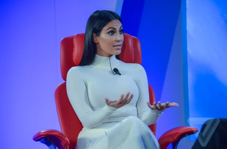 Kim Kardashian está congelando suas contas do Instagram e Facebook por um dia em protesto
