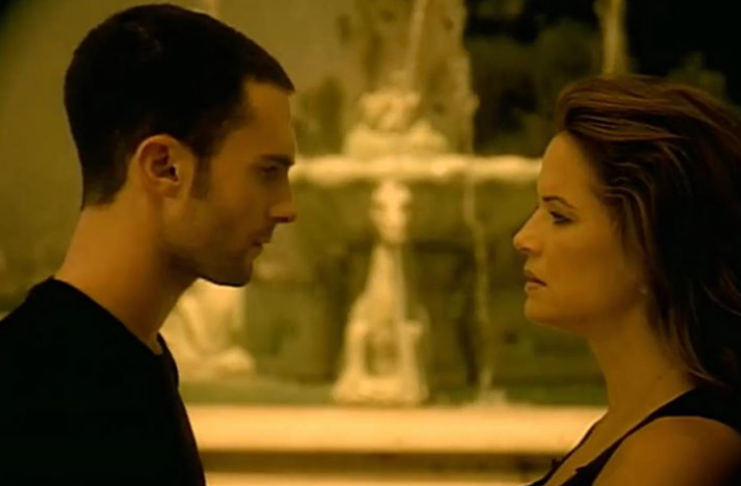 Adam Levine diz que Kelly Preston o ensinou a dar 'beijo de cinema'