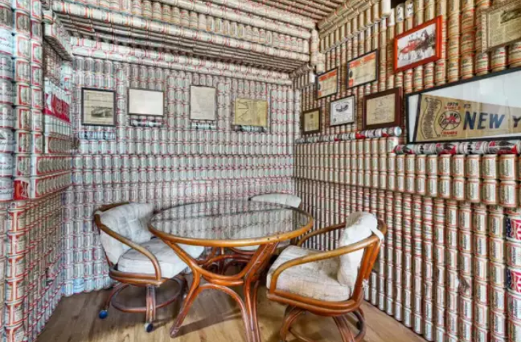 Casa toda decorada com latas de cerveja Budweiser está à venda