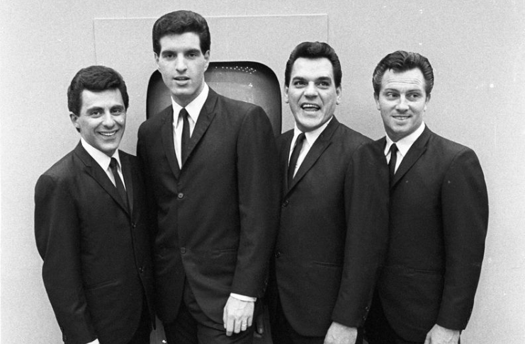 Tommy DeVito, membro original do Four Seasons, morre de complicações COVID-19 aos 92