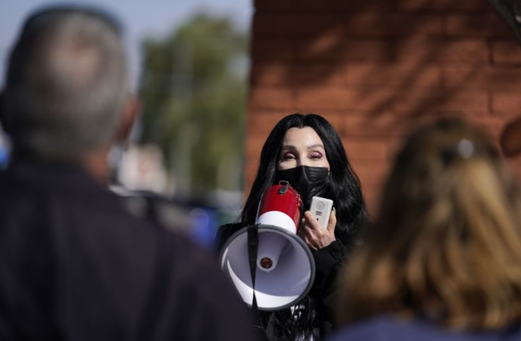 Cher reescreve clássico dos anos 40 como canção para campanha de Biden