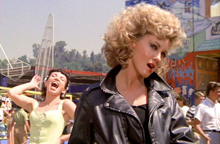 Olivia Newton-John volta a discutir sobre Grease ser sexista