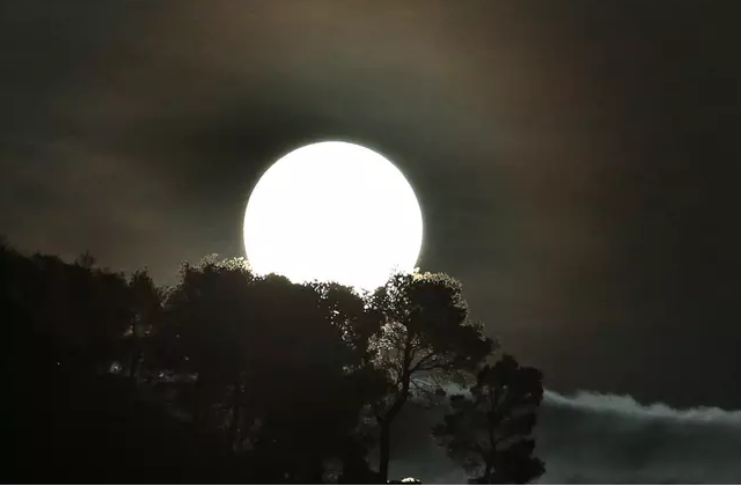 Lua azul rara será visível no Halloween amanhã