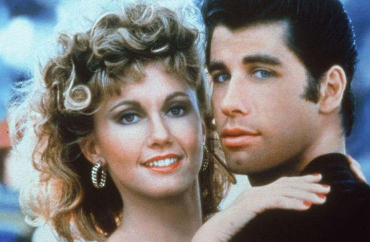 Olivia Newton-John volta a discutir sobre Grease ser sexista