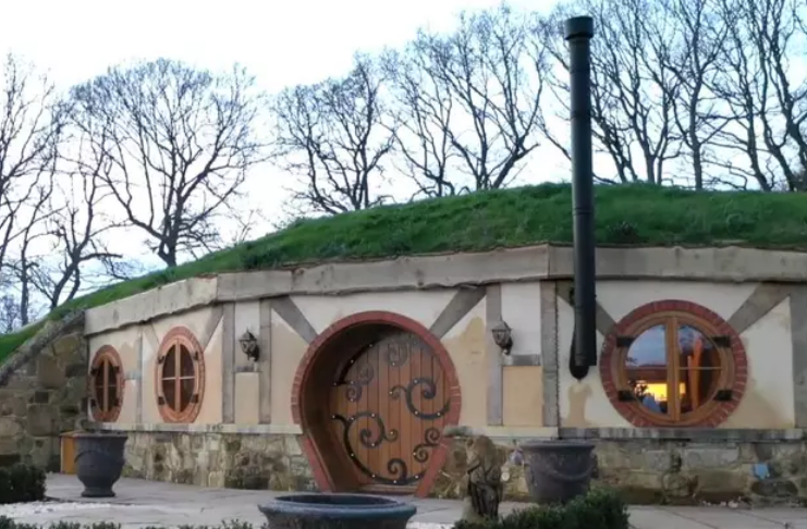 Veja uma casa de um Hobbit escondida em um vinhedo do Reino Unido