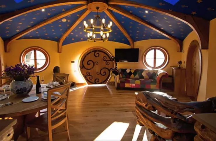 Veja uma casa de um Hobbit escondida em um vinhedo do Reino Unido