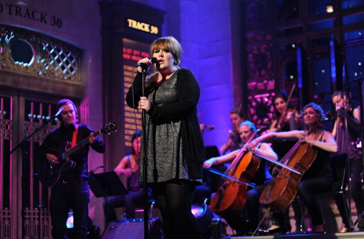 Adele apresentará Saturday Night Live na próxima semana, com H.E.R como convidado musical