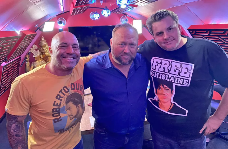 Joe Rogan já está deixando Alex Jones espalhar desinformação em seu programa no Spotify
