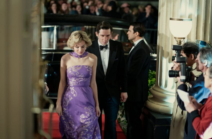 Emma Corrin, de The Crown, revela que foi hospitalizada durante filmagens