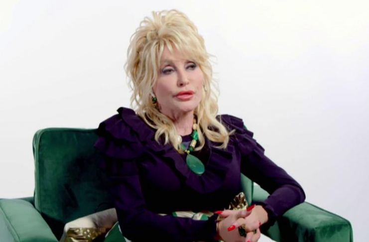 Dolly Parton diz que 'não tem tempo para ser velha' e vai parecer tão jovem quanto seus cirurgiões plásticos permitirem