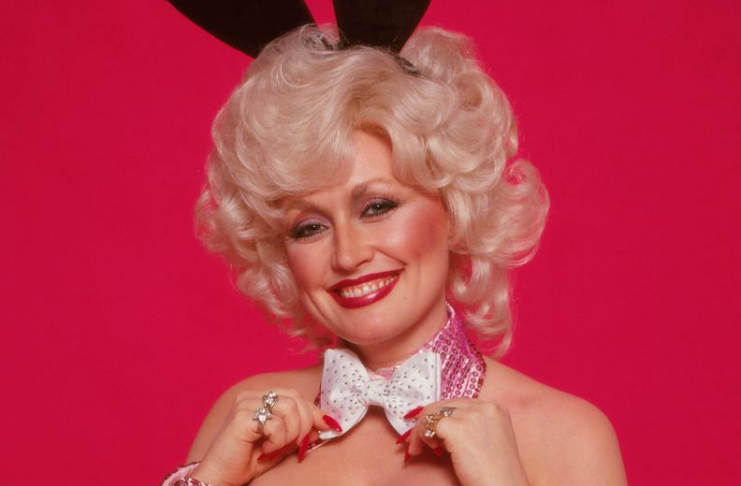 Dolly Parton diz que 'não tem tempo para ser velha' e vai parecer tão jovem quanto seus cirurgiões plásticos permitirem