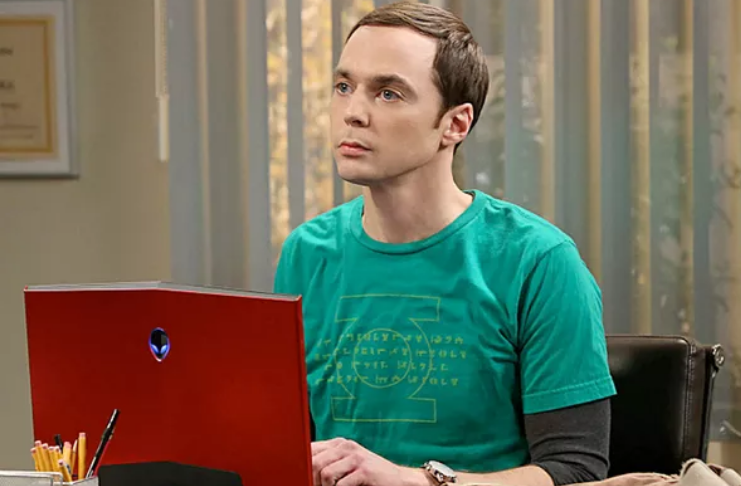Jim Parsons revela como sair do armário impactou seu desempenho em The Big Bang Theory