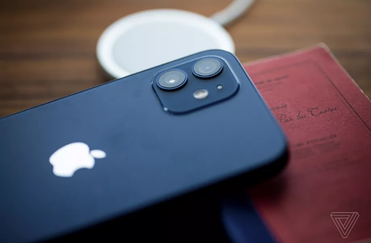 iPhone 12 mini carrega mais lentamente com MagSafe do que outros modelos do iPhone 12