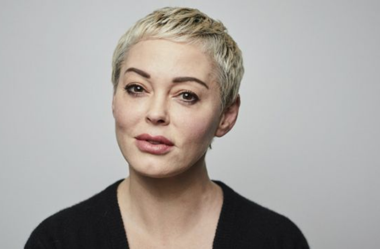 Rose McGowan quebrou braço acompanhando eleições dos EUA enquanto estava nas escadas