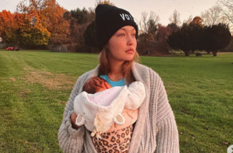 Gigi Hadid compartilha novas fotos com a filha se preparando para seu primeiro Natal
