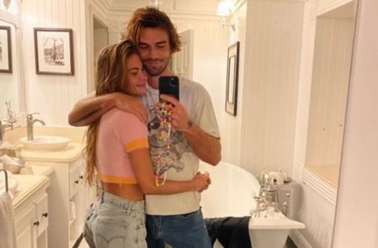 K.J. Apa deseja feliz aniversário à namorada Clara Berry em uma foto rara de amor