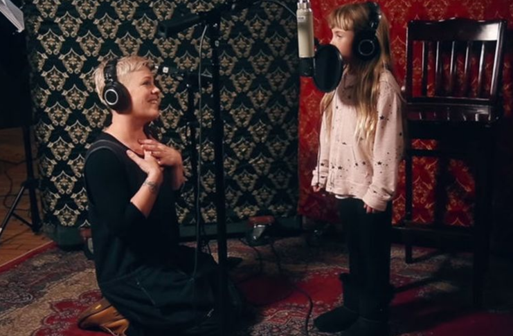 Pink e filha Willow impressionam fãs ao cantarem lindo dueto de Natal