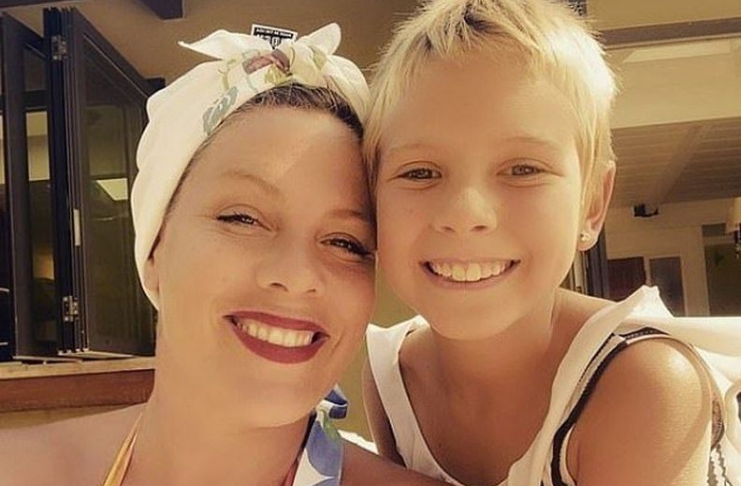 Pink e filha Willow impressionam fãs ao cantarem lindo dueto de Natal