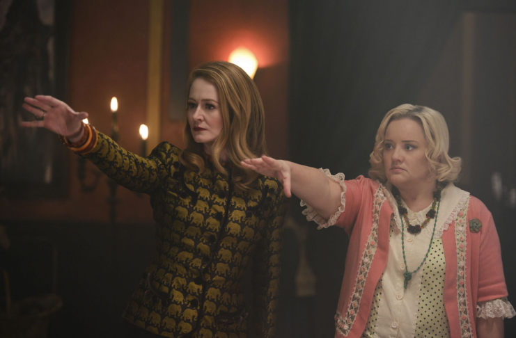 Clipe de O Mundo Sombrio de Sabrina da Netflix destaca retorno das tias originais