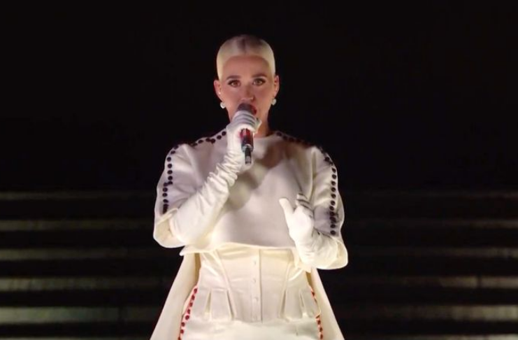 Katy Perry encerra cerimônia de posse de Biden com apresentação de Fireworks