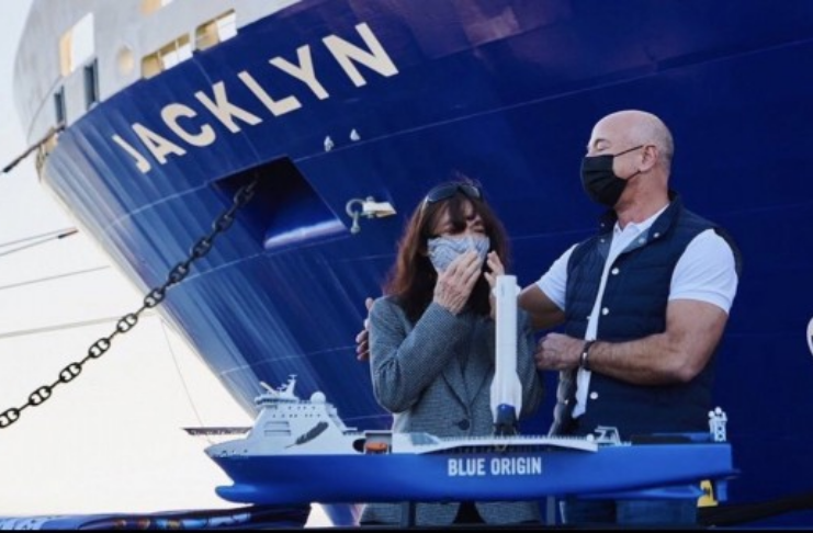 Jeff Bezos nomeia navio de recuperação de foguetes em homenagem a sua mãe