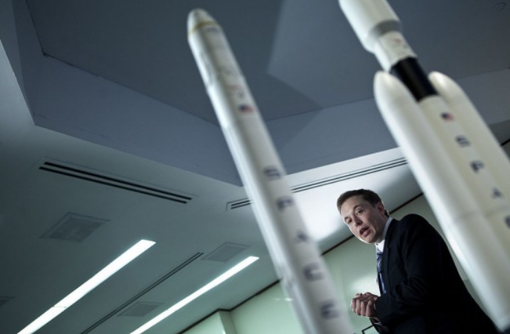Elon Musk diz que está muito ocupado para escrever um livro enquanto trabalha em coisas mais importantes