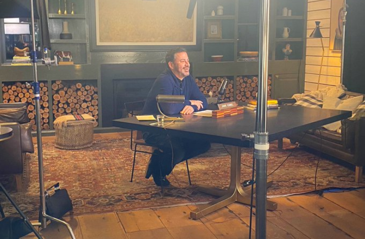 James Corden e Jimmy Kimmel voltam a gravar programas de TV de casa