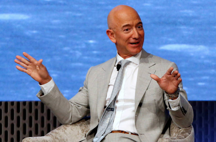Jeff Bezos nomeia navio de recuperação de foguetes em homenagem a sua mãe