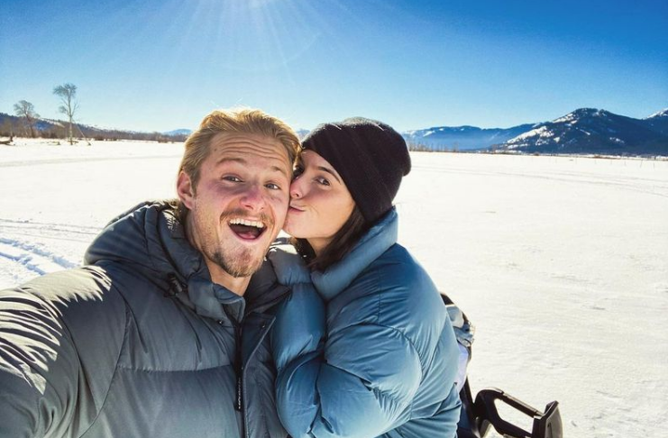 Estrela de Vikings, Alexander Ludwig, se casa com Lauren Dear em cerimônia íntima