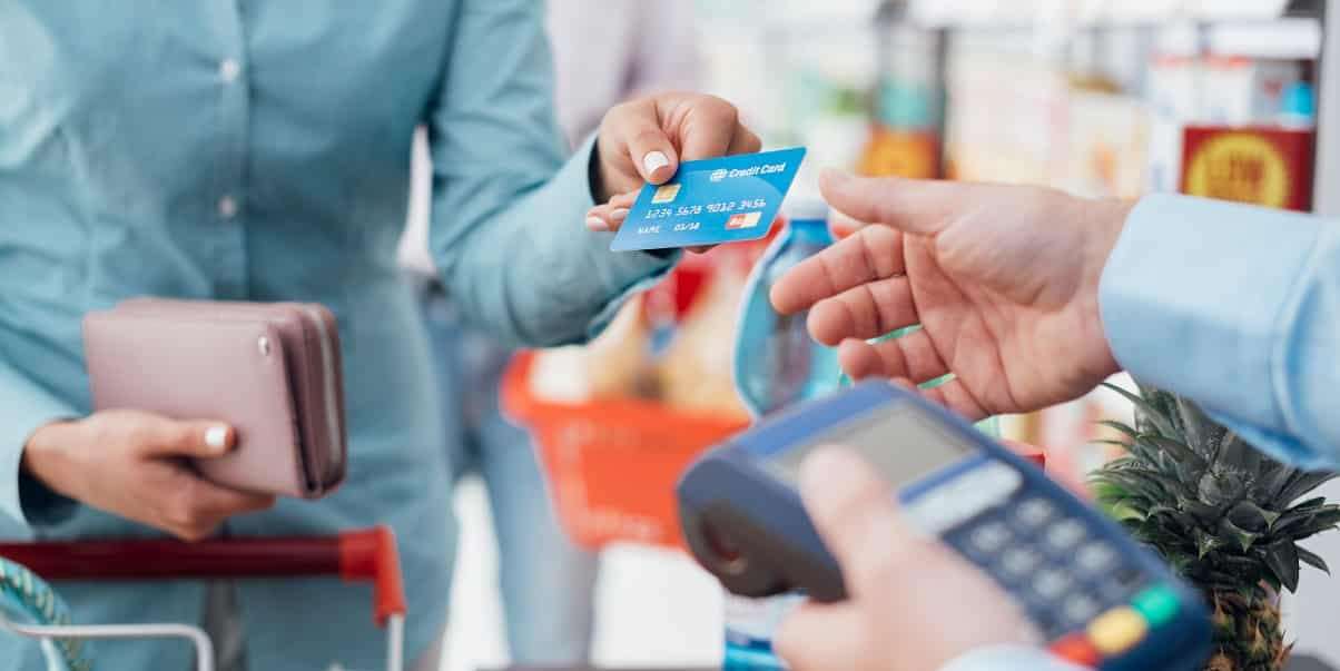 Em viagens para outro país é melhor usar o cartão de crédito ou levar o dinheiro? Entenda