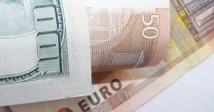 É melhor pagar em dólar ou no dinheiro local em destinos turísticos internacionais?