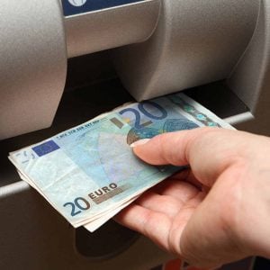 Em viagens para outro país é melhor usar o cartão de crédito ou levar o dinheiro? Entenda